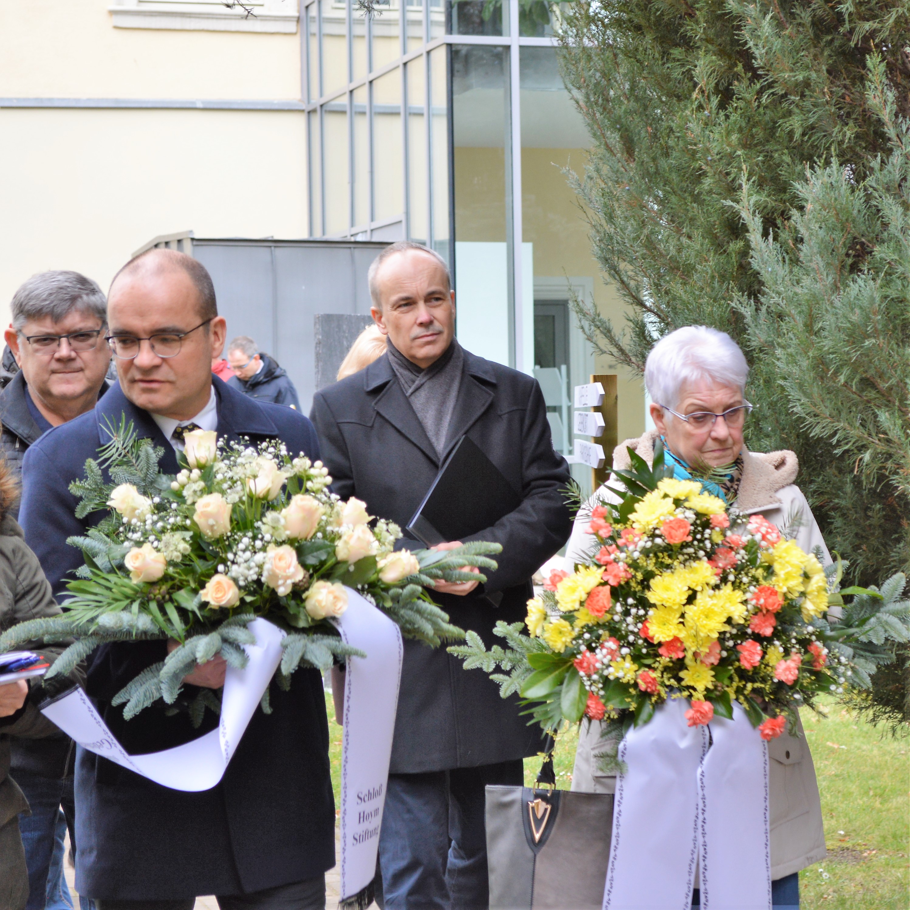 Seniorengruppe mit Blumensträussen