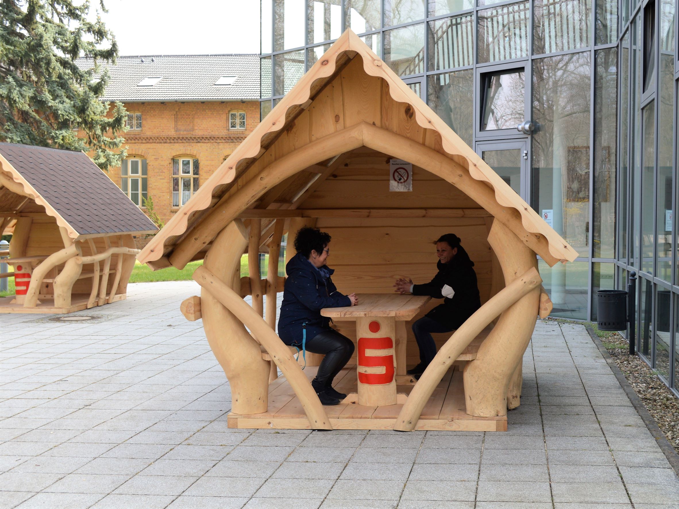 Neue Sitzgelegenheit aus Holz