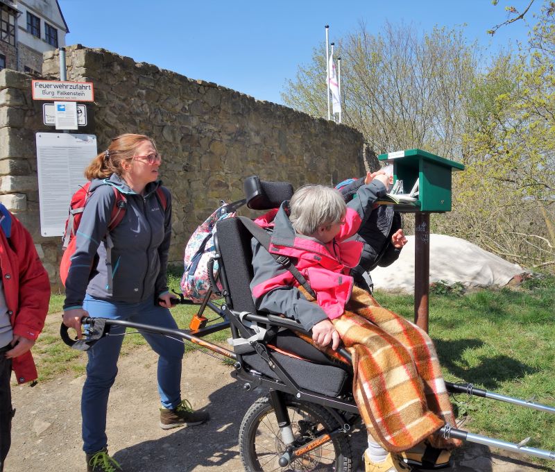 Wandergruppe mit Wanderrollstuhl