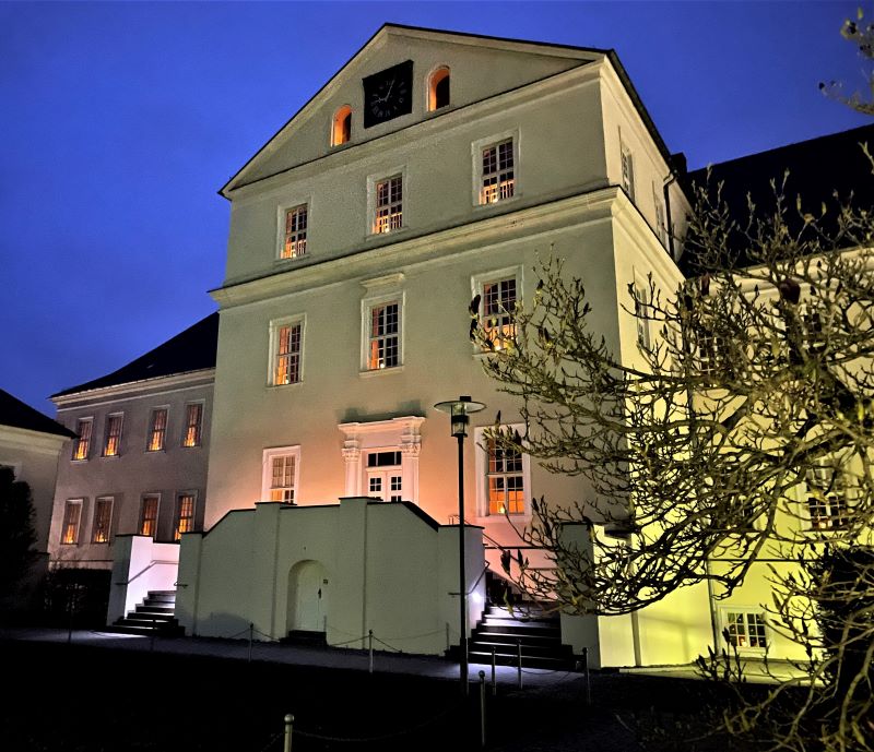 Stiftungsgebäude bei Nacht
