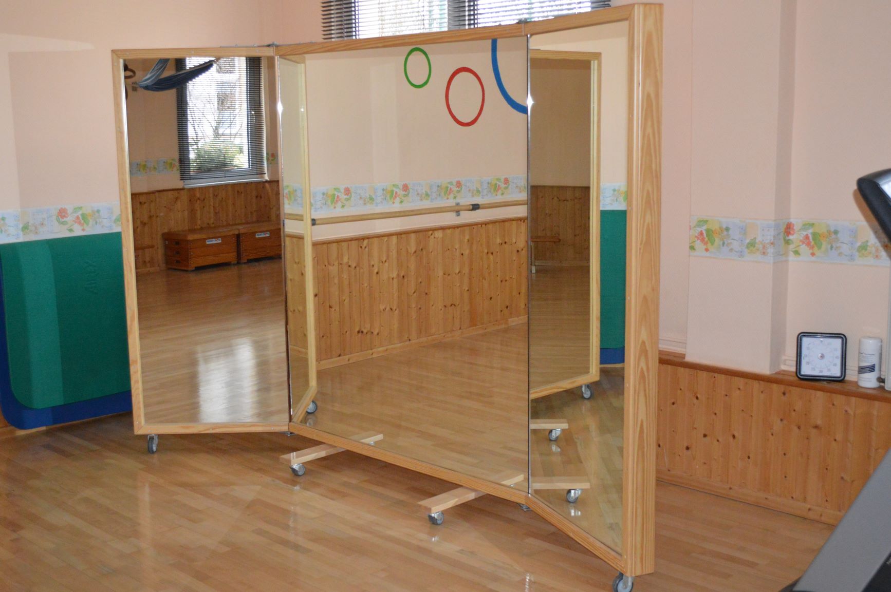 mobile Spiegelwand